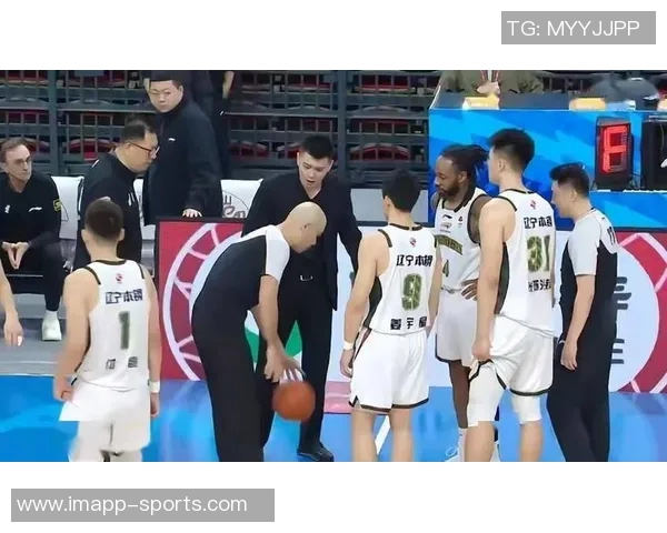 杨鸣工作室力挺遭驱逐的2T：勇于表达与行动的精神值得赞赏