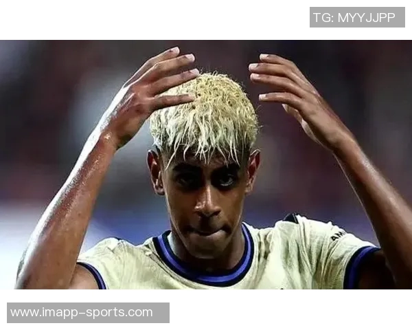 亚马尔和加维训练迟到引弗里克不满直指手表表达愤怒情绪